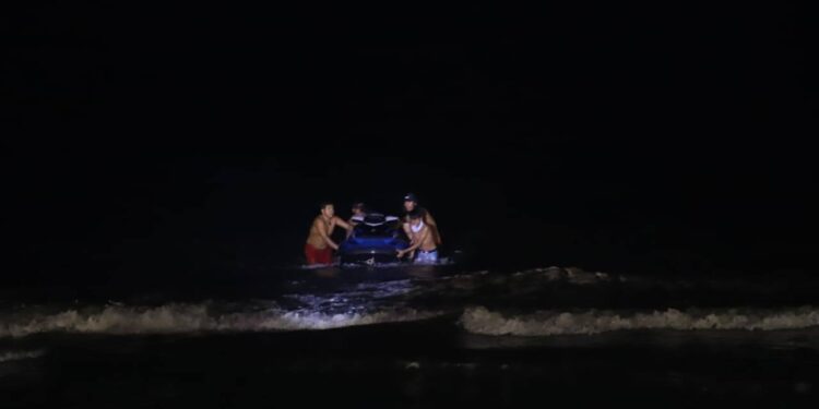 Rescatan a turistas que paseaban en Jet sky frente al malecón de Mazatlán