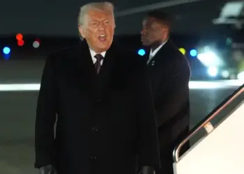 Trump afirma que EEUU usó arma secreta para desactivar equipo venezolano en operativo contra Maduro