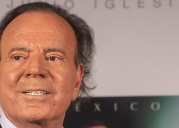 Julio Iglesias pide archivar investigación en España y detener daño a su reputación
