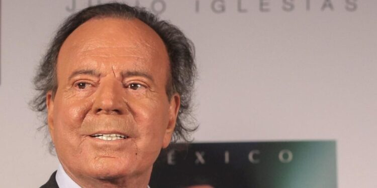 Julio Iglesias pide archivar investigación en España y detener daño a su reputación