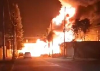 Explosión por huachicol en Guanajuato: Incendio con llamas de más de 40 metros, evacuaciones y despliegue federal tras toma clandestina