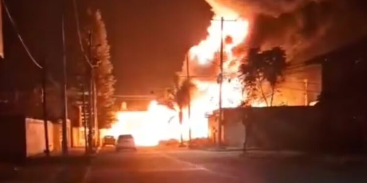 Explosión por huachicol en Guanajuato: Incendio con llamas de más de 40 metros, evacuaciones y despliegue federal tras toma clandestina