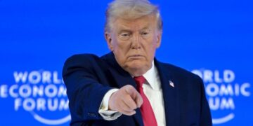 Trump defiende aranceles, desprecia a aliados y dice que EEUU “Mantiene el mundo a flote”