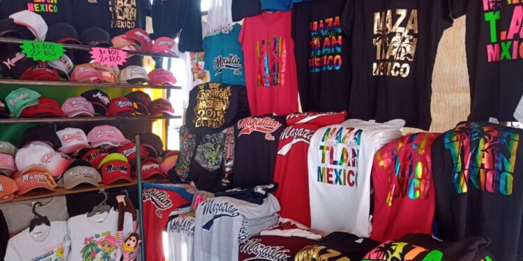 Comerciantes de Mazatlán confían que 2026 traiga más turismo y mejores números