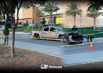 Abandonan cuerpo con mensaje frente a plaza comercial en Tres Ríos, Culiacán