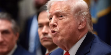 Estados Unidos aplicará aranceles a los países que vendan o suministren petróleo al régimen de Cuba