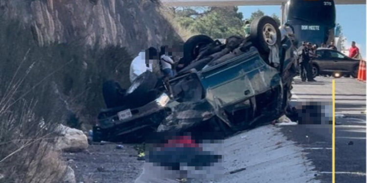 Cuatro muertos y un lesionado deja una volcadura de vehículo en la carretera Mazatlán-Durango