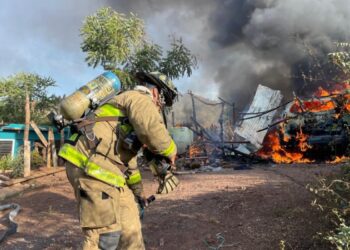 Atienden Bomberos de Mazatlán dos incendios en puntos distintos de la ciudad