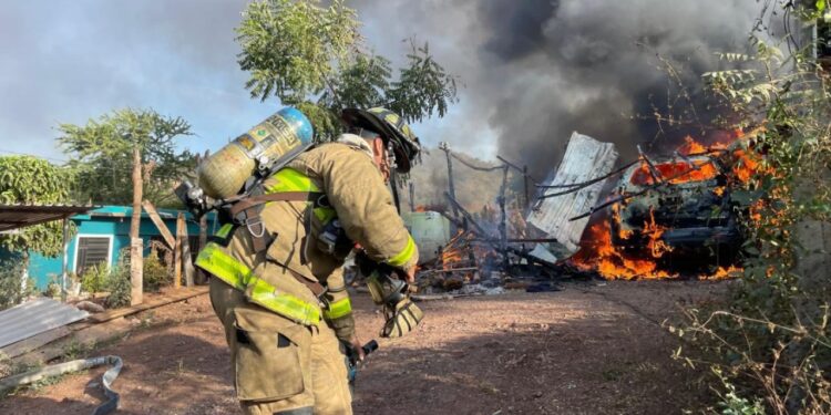 Atienden Bomberos de Mazatlán dos incendios en puntos distintos de la ciudad