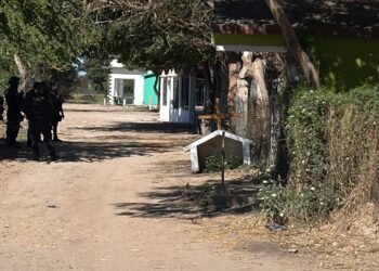 Localizan cuerpo envuelto en plástico cerca de panteón en Navolato