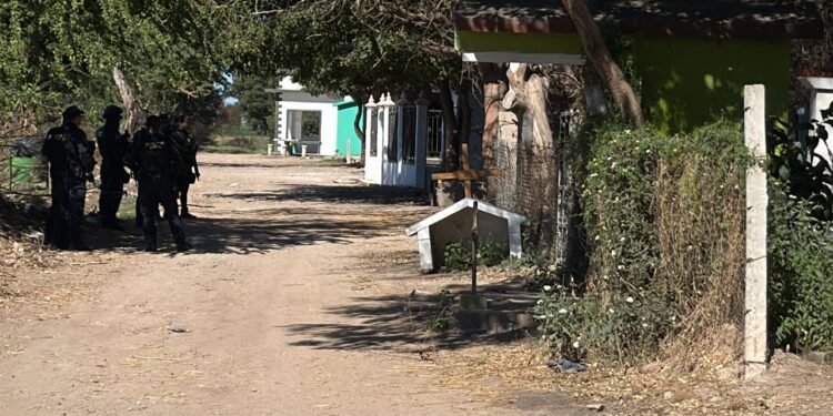 Localizan cuerpo envuelto en plástico cerca de panteón en Navolato