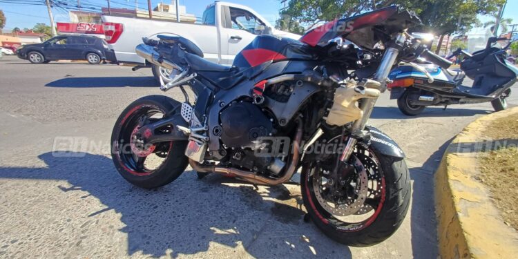 Choca motociclista contra automóvil que le cerró el paso en la avenida Ejército Mexicano