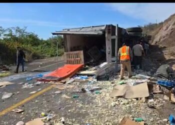 Se vuelca Tráiler con abarrotes en la carretera libre Mazatlán- Tepic