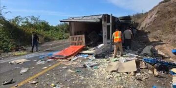 Se vuelca Tráiler con abarrotes en la carretera libre Mazatlán- Tepic