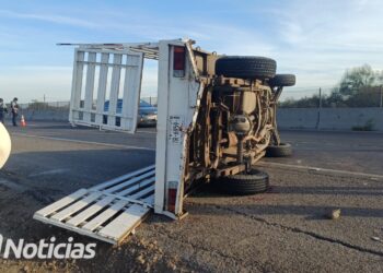 Vuelca camioneta en la México 15 cerca del entronque al aeropuerto en Mazatlán