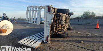 Vuelca camioneta en la México 15 cerca del entronque al aeropuerto en Mazatlán