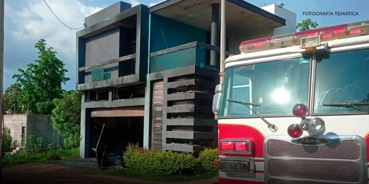 Incendio consume vivienda abandonada en Lomas del Magisterio en Culiacán