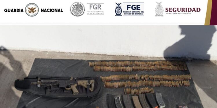 Aseguran armas y casi mil cartuchos en la colonia 5 de Febrero, en Culiacán
