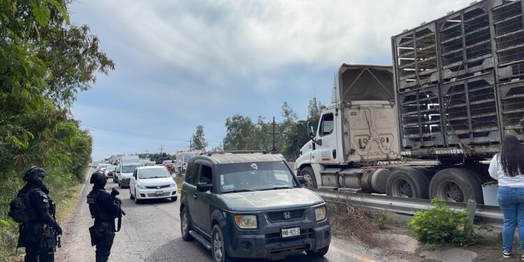 Enfrentamiento armado en la Culiacán–Eldorado deja un muerto, un herido y dos detenidos