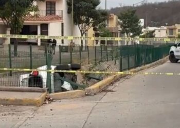 Localizan automóvil en un canal pluvial del fraccionamiento Albaterra, en Culiacán