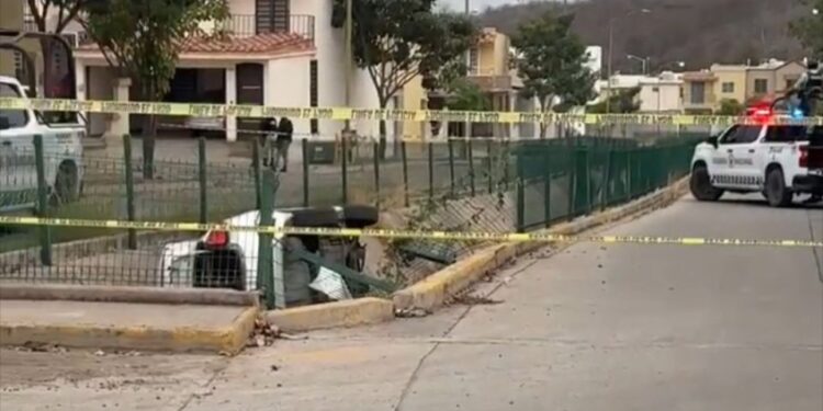 Localizan automóvil en un canal pluvial del fraccionamiento Albaterra, en Culiacán