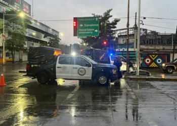 Chocan patrulla de la SSPC y camioneta en el centro de Culiacán