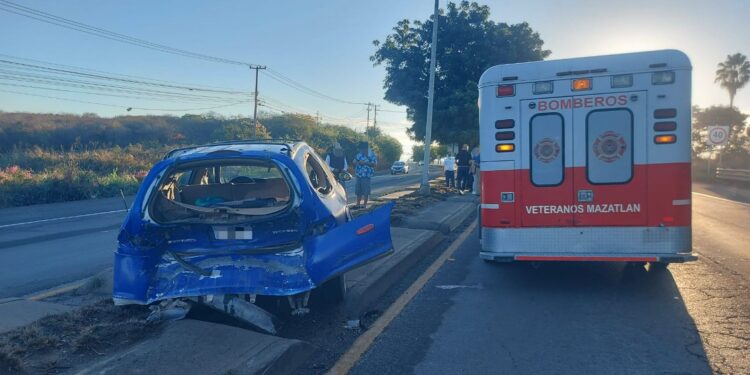 Múltiple choque frente a la Termoeléctrica deja daños materiales al sur de Mazatlán