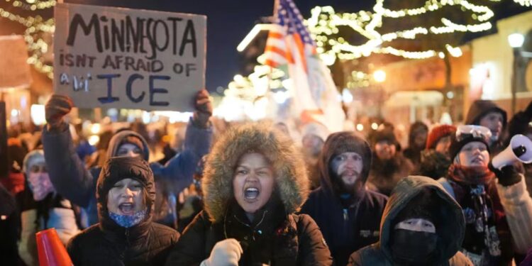 La muerte a tiros de un manifestante a manos de la policía migratoria de Trump inflama la tensión en Minneapolis
