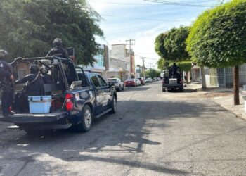 Detienen a dos hombres armados en vehículo tras fuerte operativo en Las Quintas, Culiacán