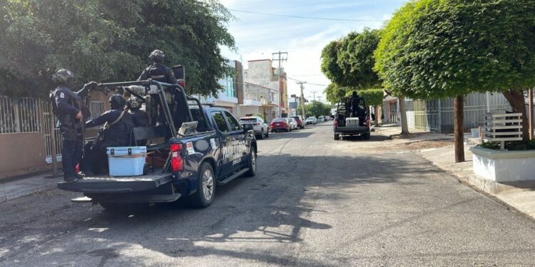 Detienen a dos hombres armados en vehículo tras fuerte operativo en Las Quintas, Culiacán
