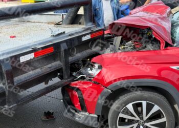 Choque sobre la Av. Del Mar deja miles de pesos en daños materiales