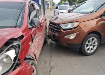 Choque de vehículos en la av. Gabriel Leyva deja cuantiosos daños materiales