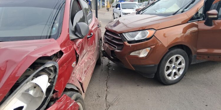 Choque de vehículos en la av. Gabriel Leyva deja cuantiosos daños materiales