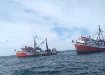 Personal naval brinda apoyo a buque pesquero que se encontraba sin propulsión, en Sinaloa