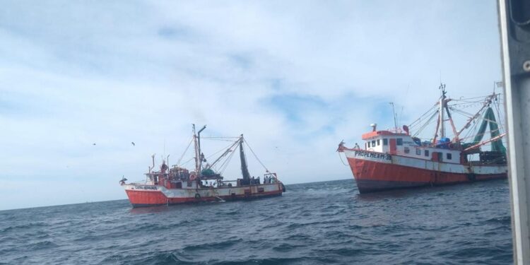 Personal naval brinda apoyo a buque pesquero que se encontraba sin propulsión, en Sinaloa