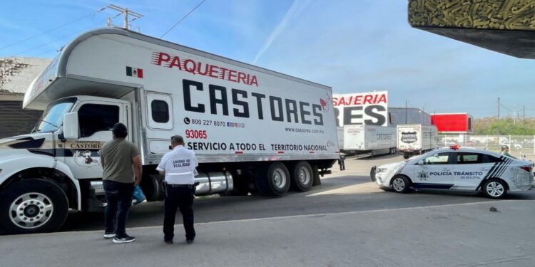 Unidad de Vialidad atiende percance con transporte de carga en el Libramiento Luis Donaldo Colosio