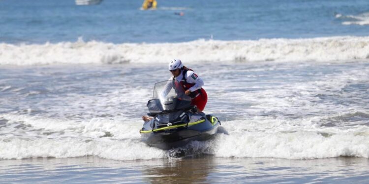 Salvavidas de la SSPM ponen a salvo a cuatro bañistas en dos intervenciones distintas