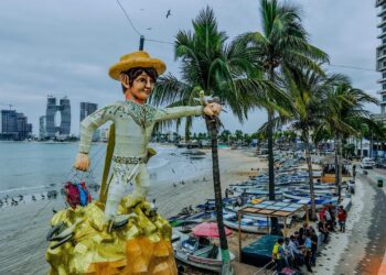 Monigotes carnavaleros siguen tomando su lugar en el malecón