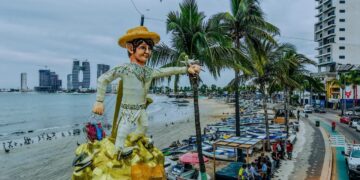 Monigotes carnavaleros siguen tomando su lugar en el malecón