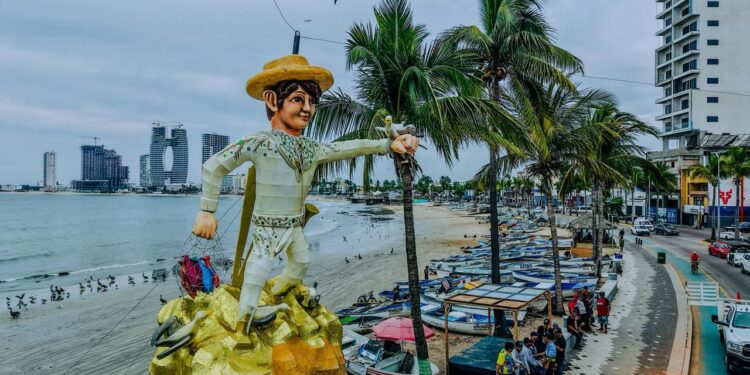Monigotes carnavaleros siguen tomando su lugar en el malecón