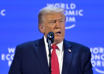 Trump descarta usar la fuerza en Groenlandia pero advierte que solo EE.UU. puede garantizar su seguridad