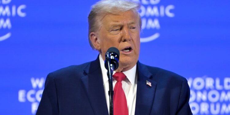 Trump descarta usar la fuerza en Groenlandia pero advierte que solo EE.UU. puede garantizar su seguridad