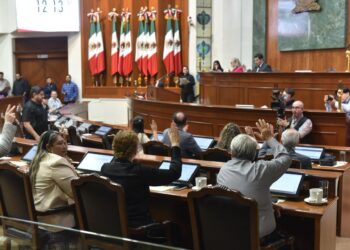 Dan lectura a cinco iniciativas en Congreso; Rocha Moya propone licencia permanente de conducir
