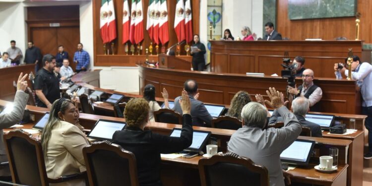 Dan lectura a cinco iniciativas en Congreso; Rocha Moya propone licencia permanente de conducir