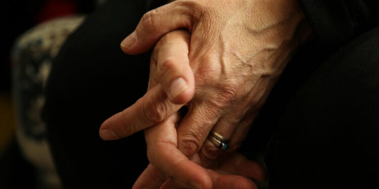 Especialista advierte que osteoartritis afecta al 60 % de mexicanos y empeora con el frío