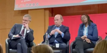 Gritan “¡asesino!” y “¡lárgate!” a Felipe Calderón durante un foro en París (Video)