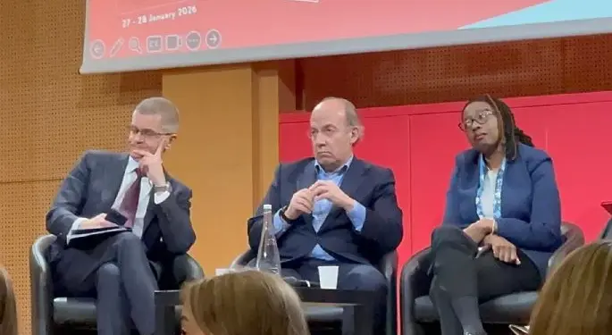 Gritan “¡asesino!” y “¡lárgate!” a Felipe Calderón durante un foro en París (Video)