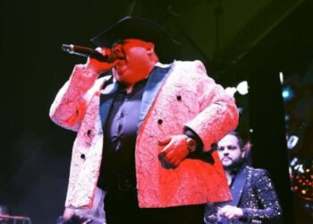 El Coyote reaparece tras la muerte de su hermana; le da el último adiós con desgarrador mensaje: “Duele el corazón”