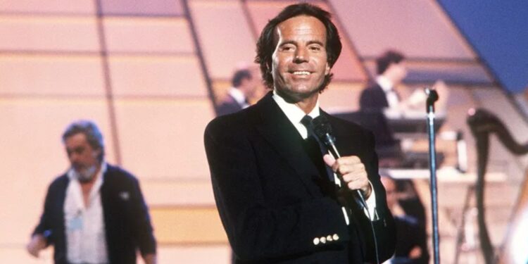 Fiscalía española archiva la denuncia por agresión sexual en contra del cantante Julio Iglesias