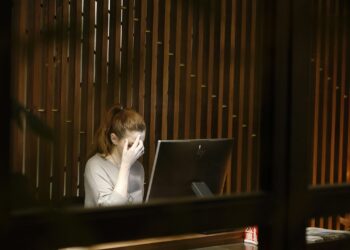 La “Panza por Burnout”: El costo metabólico de normalizar el agotamiento profesional